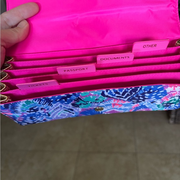 Lilly Pulitzer GWP travel wallet, features Quill Out print. New never used - Picture 5 of 6